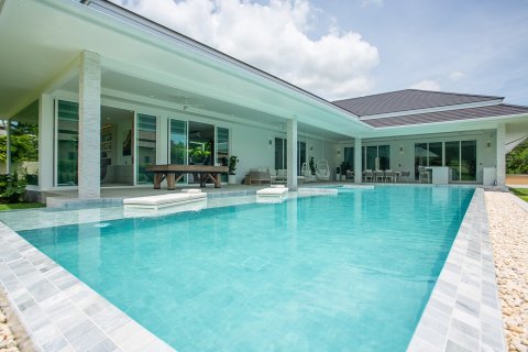 Chalet de 4 dormitorios en Hua Hin, Tailandia № 168440 - foto 2