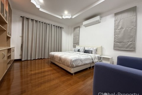 Casa de 3 dormitorios en Pattaya, Tailandia № 144574 - foto 16