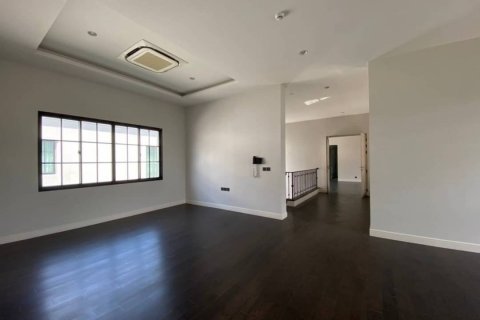 Chalet de 5 dormitorios en Suan Luang, Bangkok, Tailandia № 134091 - foto 8