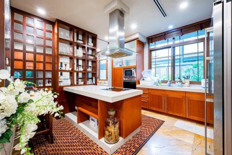 Chalet de 5 dormitorios en Phra Khanong, Bangkok, Tailandia № 134090 - foto 4