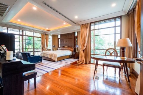 Chalet de 5 dormitorios en Phra Khanong, Bangkok, Tailandia № 134090 - foto 9
