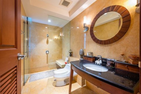 Chalet de 5 dormitorios en Phra Khanong, Bangkok, Tailandia № 134090 - foto 11