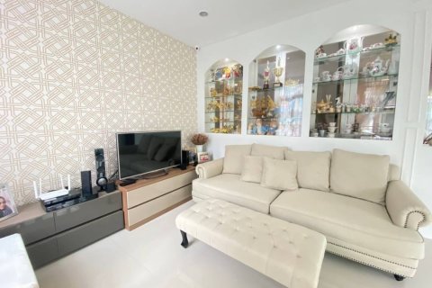 Chalet de 4 dormitorios en Prawet, Bangkok, Tailandia № 134087 - foto 2