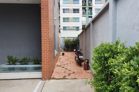 Adosado de 4 dormitorios en Bueng Kum, Bangkok, Tailandia № 162993 - foto 2