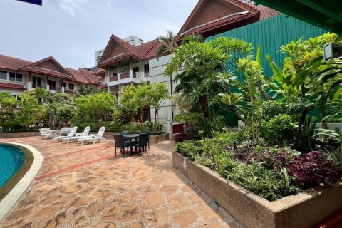 Townhouse in Bangkok, Thailand 8 bedrooms № 163909 - photo 4