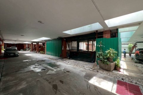 Townhouse in Bangkok, Thailand 8 bedrooms № 163909 - photo 2