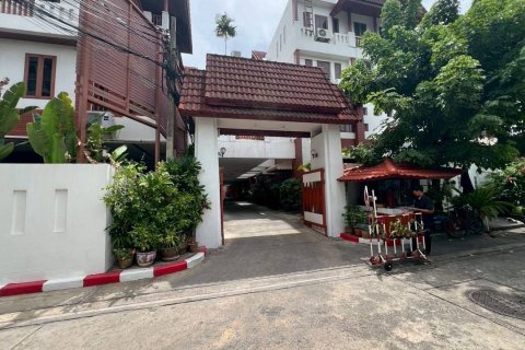 Townhouse in Bangkok, Thailand 8 bedrooms № 163909 - photo 5