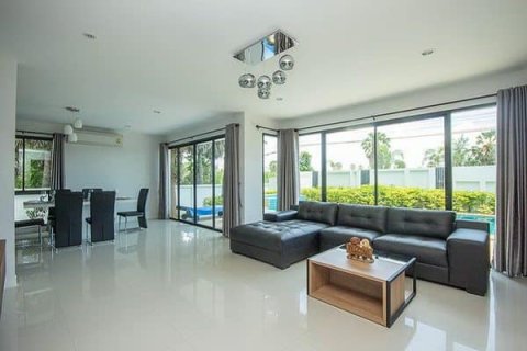 Chalet de 3 dormitorios en Pran Buri, Tailandia № 168460 - foto 3