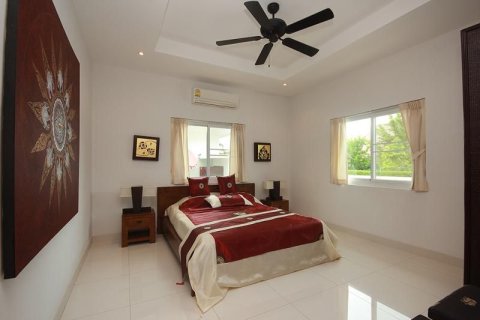 Chalet de 4 dormitorios en Hua Hin, Tailandia № 168461 - foto 9