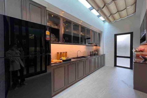 Chalet de 4 dormitorios en Sathon, Bangkok, Tailandia № 133886 - foto 18