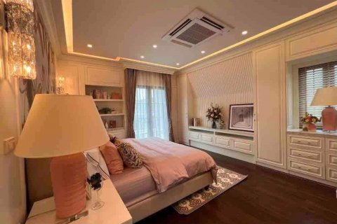 Chalet de 4 dormitorios en Sathon, Bangkok, Tailandia № 133886 - foto 14