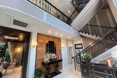 Chalet de 4 dormitorios en Sathon, Bangkok, Tailandia № 133886 - foto 11