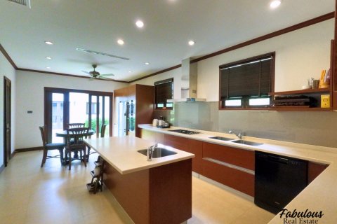 Chalet de 4 dormitorios en Bang Tao, Tailandia № 179688 - foto 6
