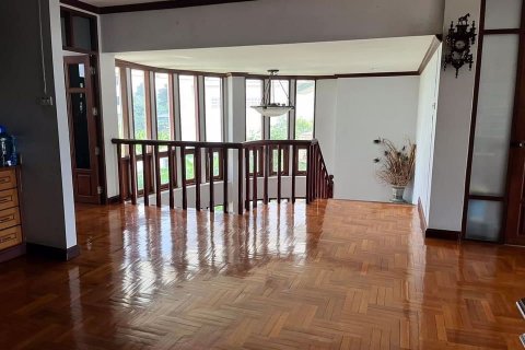 Casa de 4 dormitorios en Phra Khanong, Bangkok, Tailandia № 47681