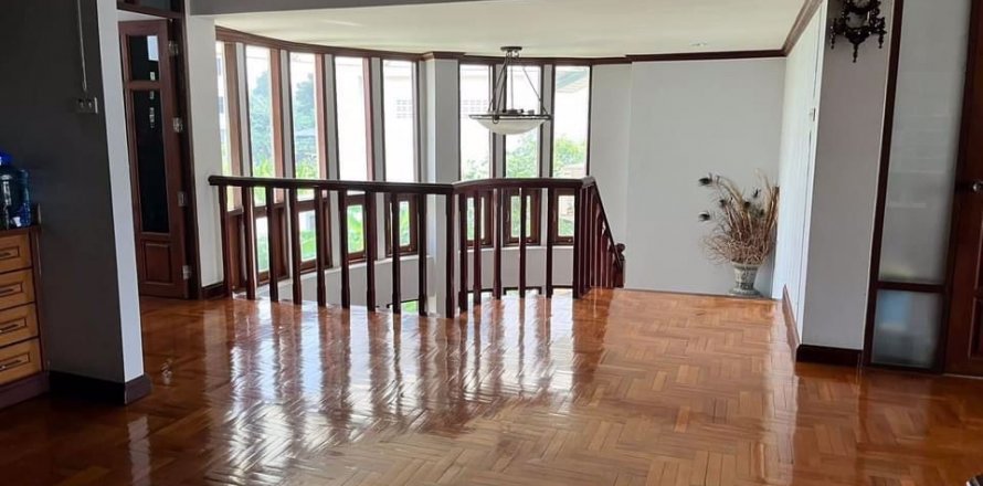 Casa de 4 dormitorios en Phra Khanong, Bangkok, Tailandia № 47681