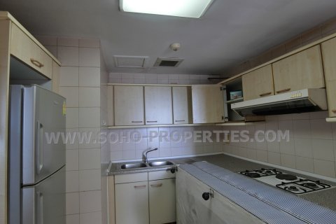 Condo in Bangkok, Thailand, 3 bedrooms  № 144133 - photo 17