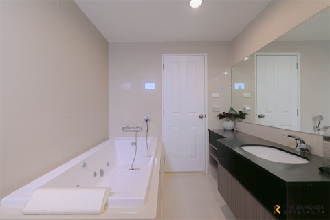 Condo in Bangkok, Thailand, 3 bedrooms № 184808 - photo 3