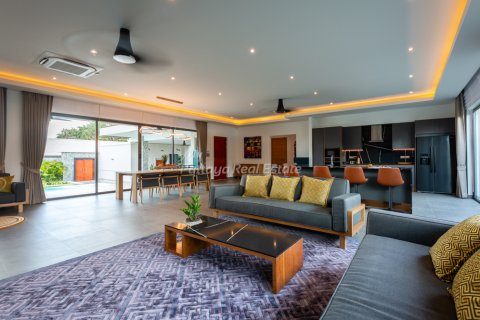 Casa de 4 dormitorios en Pattaya, Tailandia № 203362 - foto 17