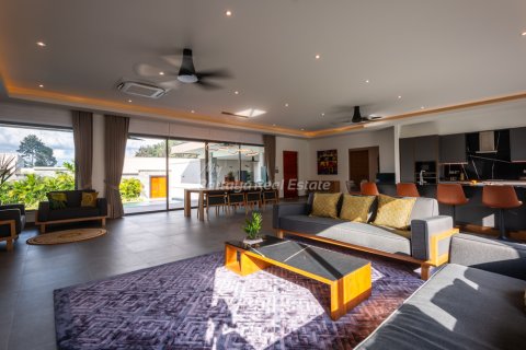 Casa de 4 dormitorios en Pattaya, Tailandia № 203362 - foto 18