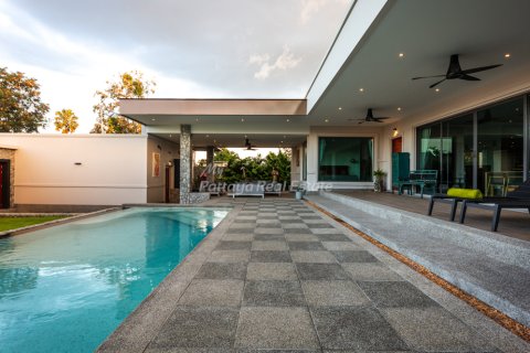 Casa de 4 dormitorios en Pattaya, Tailandia № 203362 - foto 6