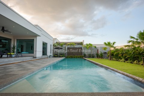 Casa de 4 dormitorios en Pattaya, Tailandia № 203362 - foto 7
