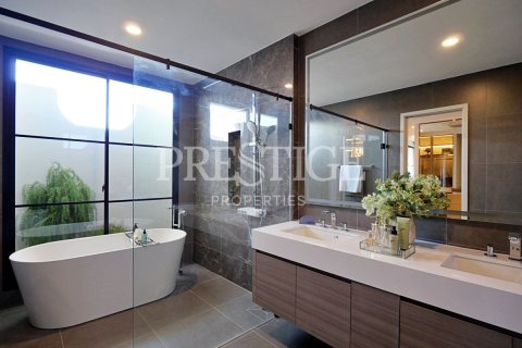Casa de 5 dormitorios en Pattaya, Tailandia № 209297 - foto 15