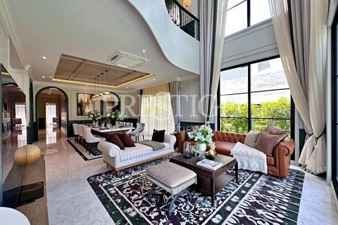 Casa de 5 dormitorios en Pattaya, Tailandia № 209297 - foto 3