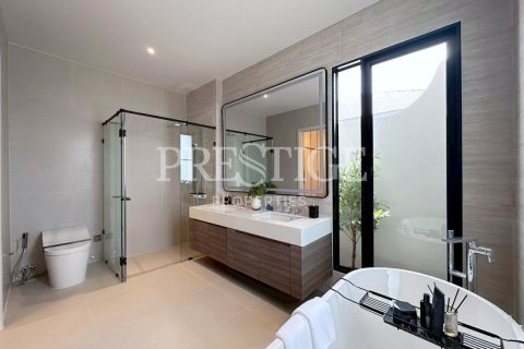 Casa de 4 dormitorios en Pattaya, Tailandia № 209300 - foto 14