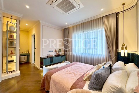 Casa de 4 dormitorios en Pattaya, Tailandia № 209300 - foto 19