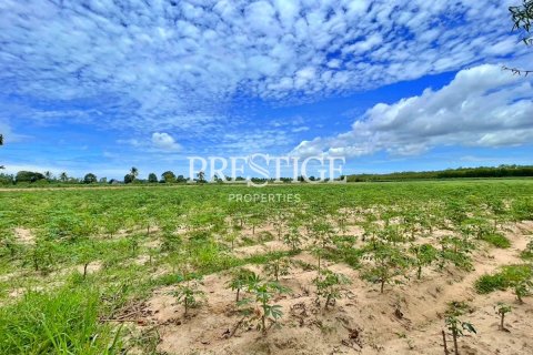 Land in Pattaya, Thailand 17896 sq.m. № 198369 - photo 4