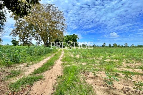 Land in Pattaya, Thailand 17896 sq.m. № 198369 - photo 2