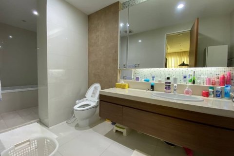Condominio de 3 dormitorios en Watthana, Bangkok, Tailandia № 134078 - foto 12