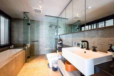Condominio de 3 dormitorios en Khlong Toei, Bangkok, Tailandia № 134073 - foto 8