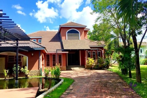 Casa de 11 dormitorios en Saraphi, Tailandia № 209770 - foto 3