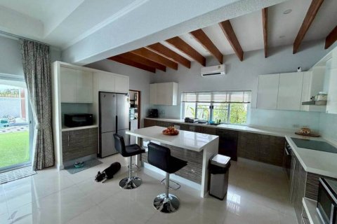 Chalet de 3 dormitorios en Pattaya, Tailandia № 172952 - foto 3