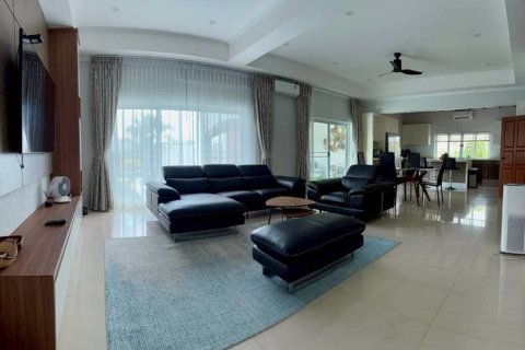 Chalet de 3 dormitorios en Pattaya, Tailandia № 172952 - foto 2