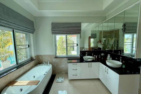 Chalet de 3 dormitorios en Pattaya, Tailandia № 172952 - foto 10