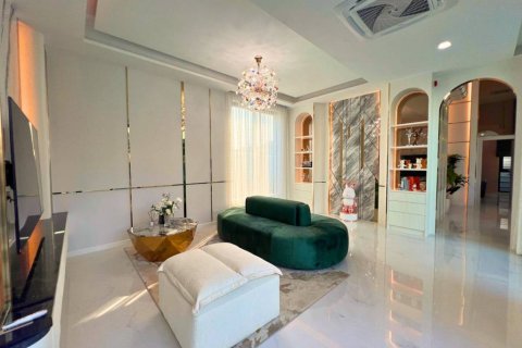 Chalet de 4 dormitorios en Pattaya, Tailandia № 157814 - foto 5