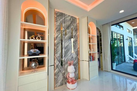 Chalet de 4 dormitorios en Pattaya, Tailandia № 157814 - foto 7