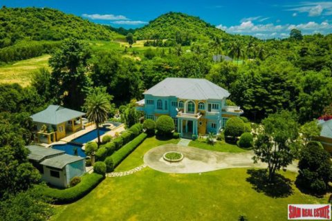 Chalet de 6 dormitorios en Chonburi, Tailandia № 203159
