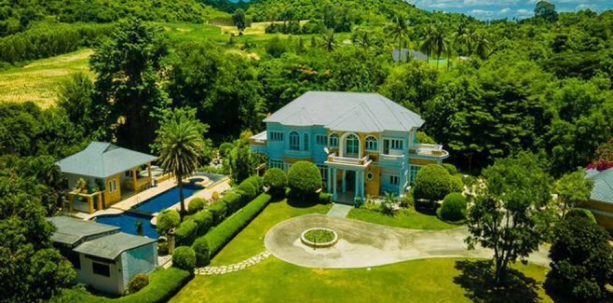 Chalet de 6 dormitorios en Chonburi, Tailandia № 203159