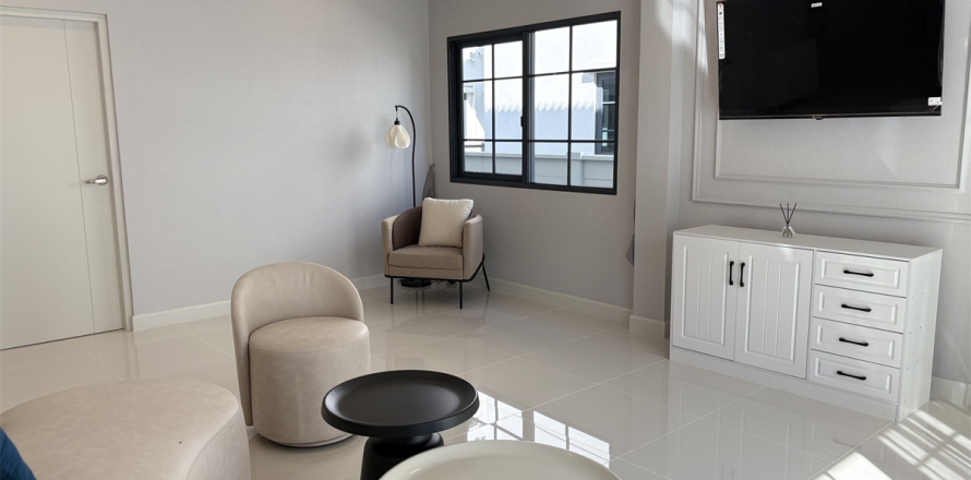 House in Bangkok, Thailand 4 bedrooms № 190295