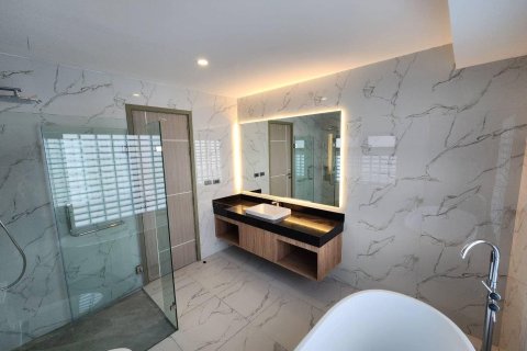 Chalet de 4 dormitorios en Kathu, Tailandia № 171160 - foto 12