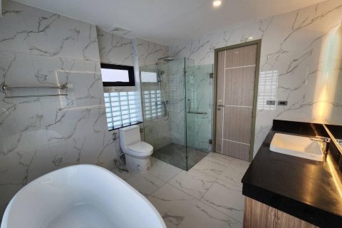 Chalet de 4 dormitorios en Kathu, Tailandia № 171160 - foto 7