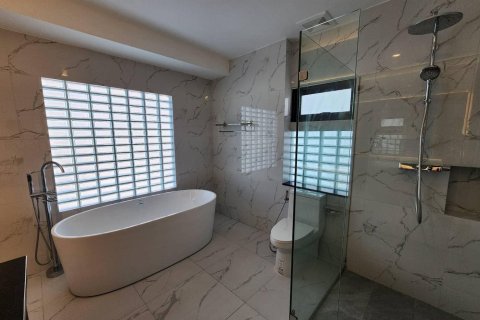 Chalet de 4 dormitorios en Kathu, Tailandia № 171160 - foto 15