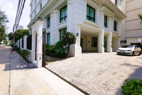 Casa de 13 dormitorios en Bangkok, Tailandia № 180801 - foto 24