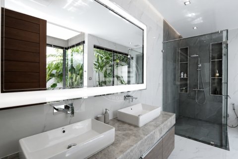 Chalet de 4 dormitorios en Bang Tao, Tailandia № 190726 - foto 9