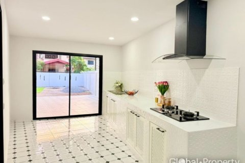 Casa de 3 dormitorios en Pattaya, Tailandia № 232980 - foto 12