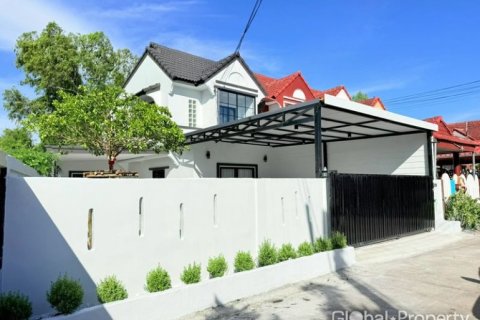 Casa de 3 dormitorios en Pattaya, Tailandia № 232980 - foto 2