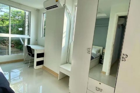 Condominio de 2 dormitorios en Wang Thonglang, Bangkok, Tailandia № 71871 - foto 5